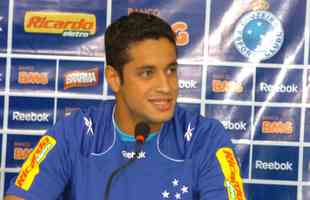 Leo foi apresentado pelo Cruzeiro no dia 20 de agosto de 2010. O zagueiro chegou  Toca da Raposa aps passagem pelo Palmeiras
