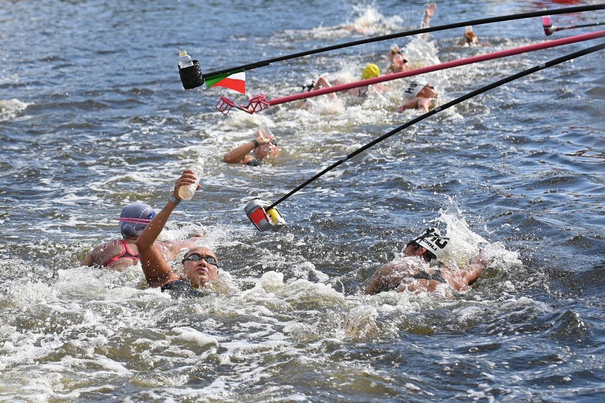 Ana Marcela Cunha fatura o ouro na prova de 10km da maratona aqutica em Tquio