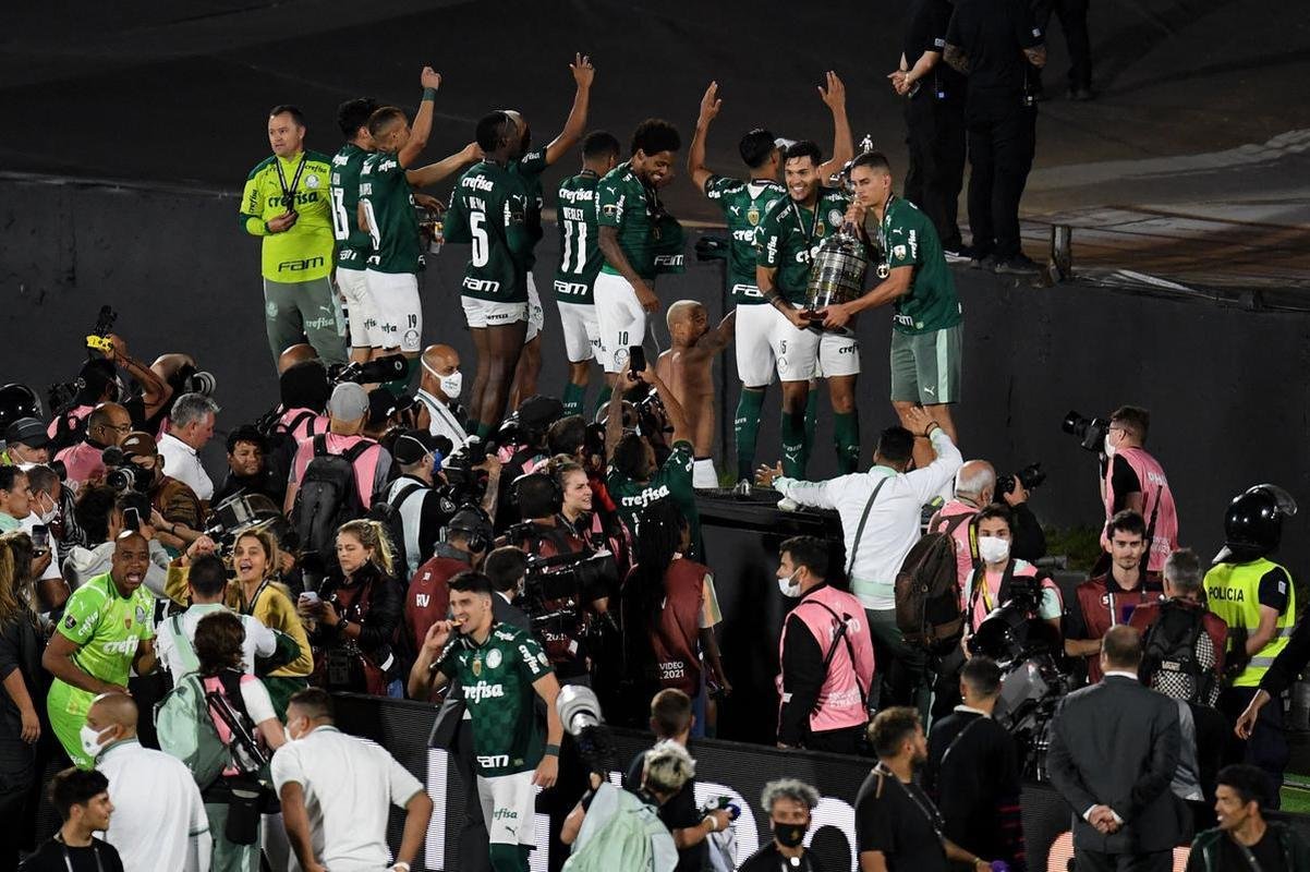 Fotos: festa dos jogadores do Palmeiras com a taa da Libertadores