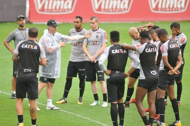 O elenco do Atltico treinou nesta quinta-feira de olho no jogo contra o Corinthians, neste domingo