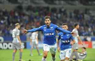 Aos dez minutos, Lucas Silva fez jogada individual e marcou o 2 gol do Cruzeiro em chute de fora da rea