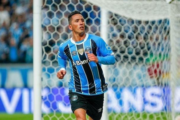 Grêmio foi superior no primeiro tempo e abriu o placar aos 45 minutos, com Barrios