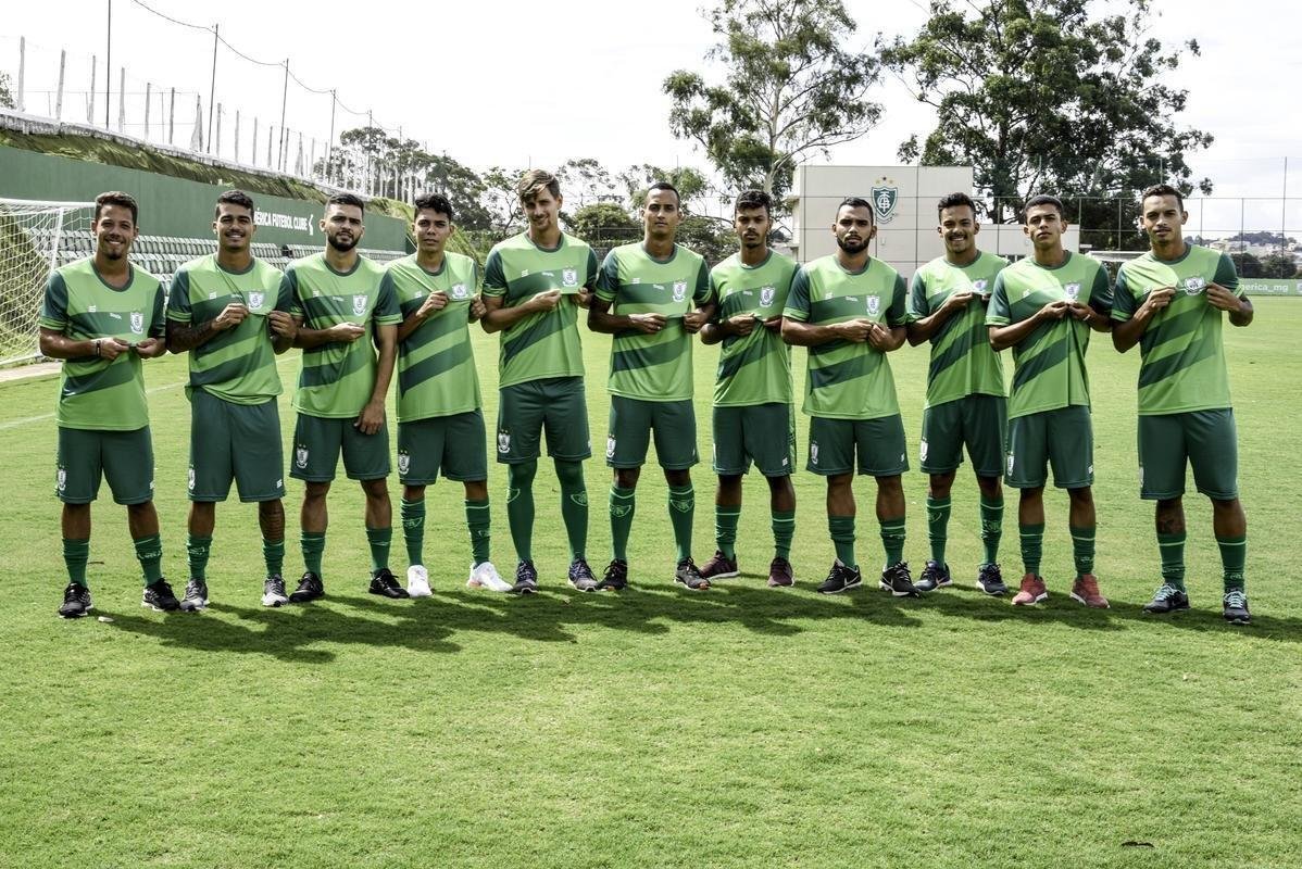 O Amrica se reapresentou nesta quinta-feira para a prxima temporada. Alm de j contar com os reforos, o Coelho mostrou o novo uniforme de treino, da Sparta, marca-prpria do clube