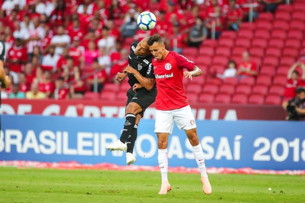 Galo derrotou Internacional no Beira-Rio com gols de Cazares e Terans; D'Alessandro descontou de pnalti