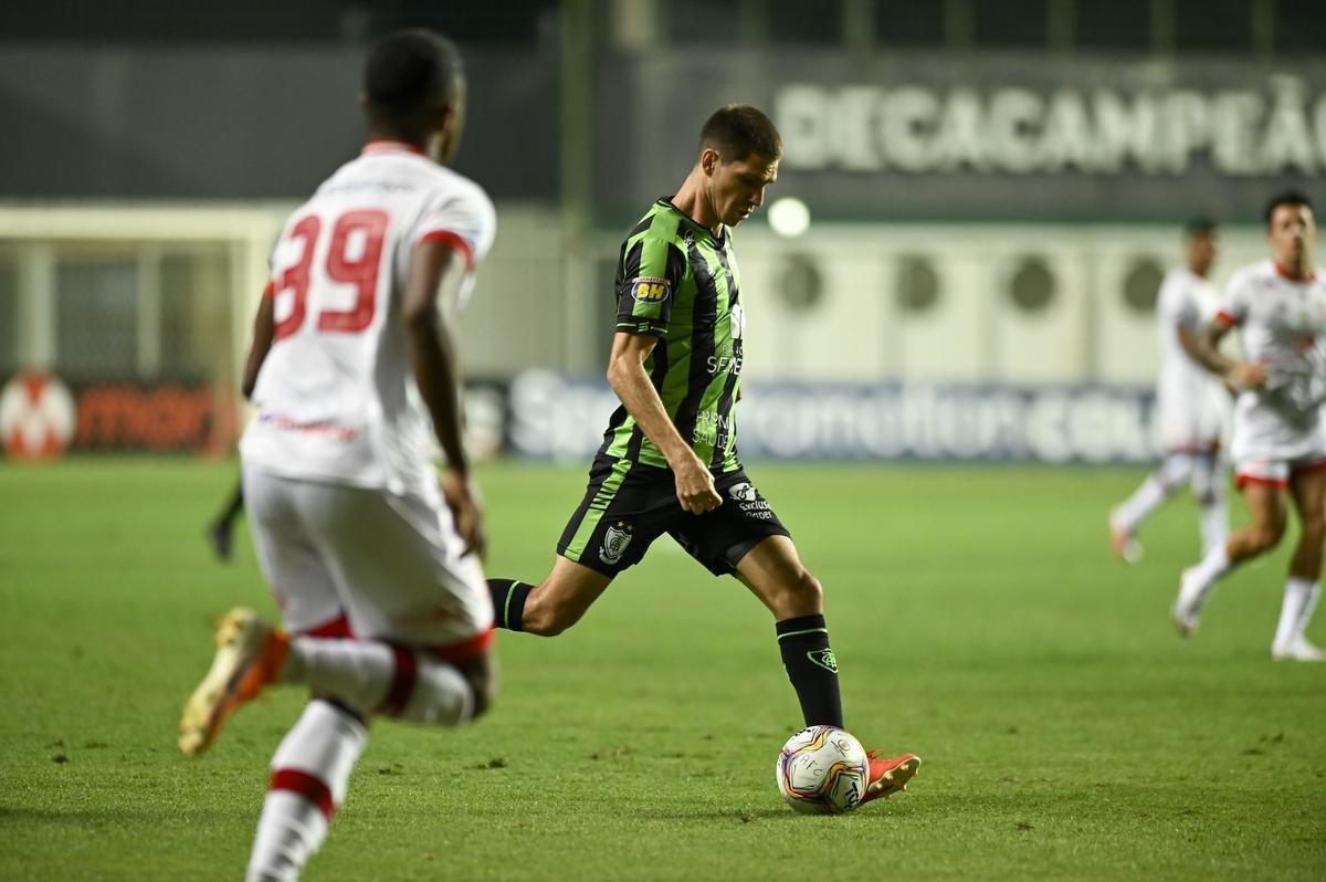 Pela 15ª rodada da Série B, o Náutico visitou o América-MG tentando reagir na tabela e manter a invencibilidade diante do ex-alvirrubro Lisca