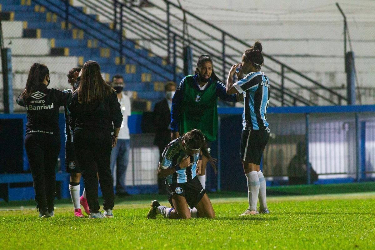 Fotos da vitria do Grmio sobre o Cruzeiro, por 2 a 1, nesta quarta-feira, no Estdio Cristo Rei, em So Leopoldo-RS, pela segunda rodada do Campeonato Brasileiro Feminino A1. Vanessinha marcou para o time mineiro, de falta. Las Estevam e Pri Back viraram para as gachas.