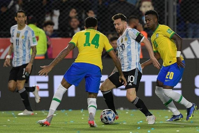 Sem Neymar, Brasil encarou a Argentina em clssico agitado pelas Eliminatrias