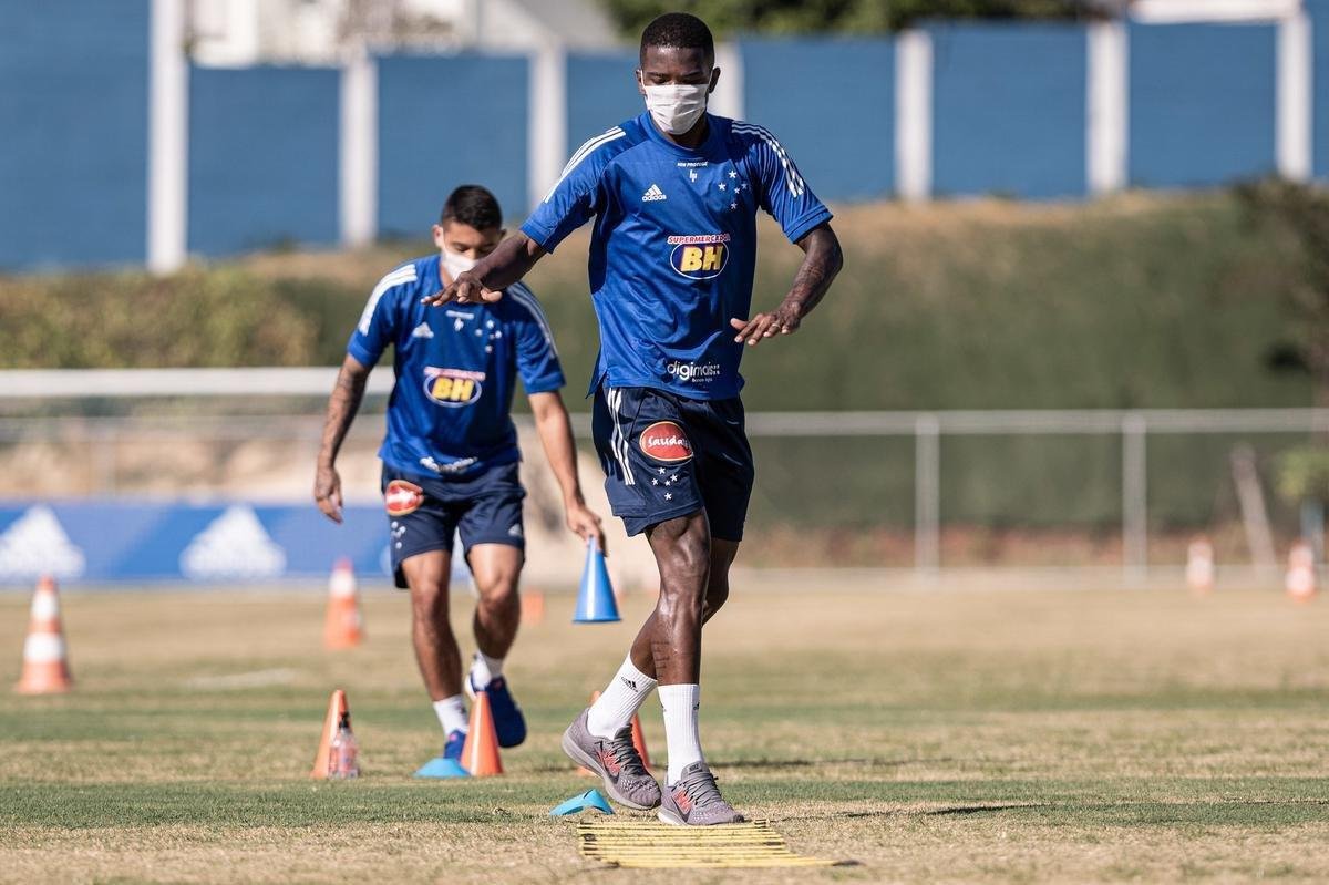 Jogadores fizeram atividades fsicas nesta segunda