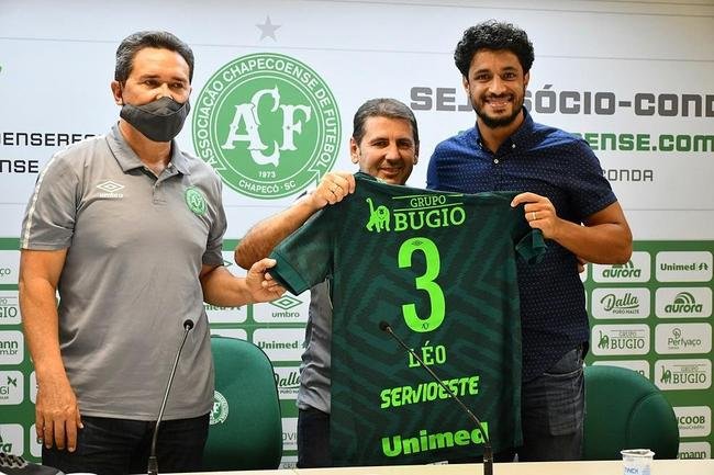 Em 2021, o zagueiro Lo no chegou a entrar em campo pelo Cruzeiro e teve o contrato rescindido em maio. Nesta temporada, ele foi anunciado pela Chapecoense.