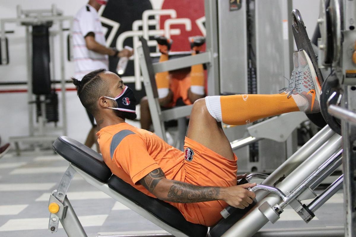 Jogadores do Santa Cruz treinaram no estádio do Arruda, já apresentando trabalhos com bola no gramado, sob a supervisão do técnico Itamar Schülle. Todos os atletas e os membros da comissão técnica seguem submetidos às medidas de afastamento social.