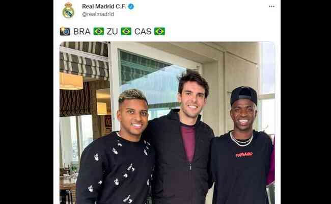 Rodrygo e Vinícius Júnior, jogadores do Real Madrid, ao lado de Kaká, ex-meia-armador merengue