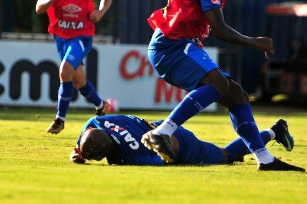 Sem Thiago Neves, que est com desgaste na panturrilha, Mano Menezes escalou o time titular do Cruzeiro no coletivo com Fbio; Lucas Romero, Leo, Murilo e Egdio; Henrique e Ariel Cabral; Robinho, Arrascaeta e Rafinha; Fred. Os reservas atuaram com Rafael; Arthur, Digo, Manoel e Marcelo Hermes; Lucas Silva, Nonoca e Bruno Silva; Rafael Marques, Rafael Sobis e Judivan