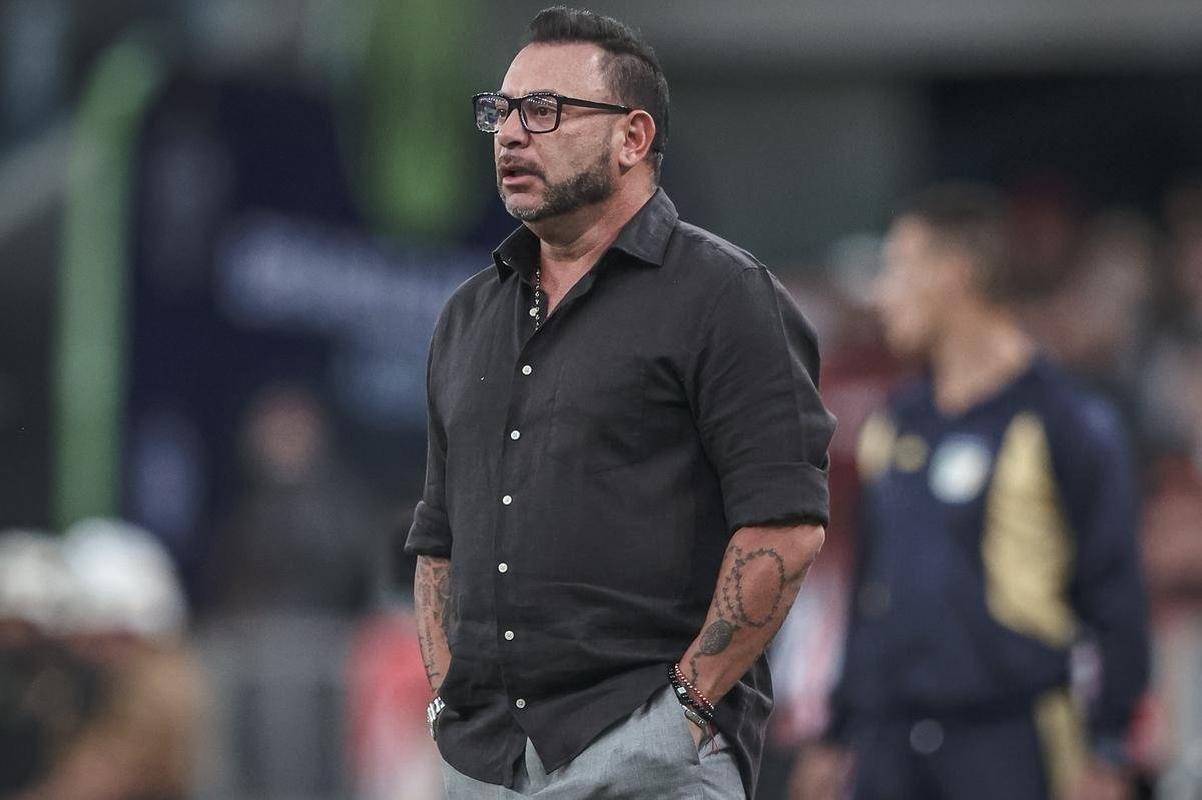 Neste domingo (17), o Atlético enfrentou, em Curitiba, o Athletico-PR pela 2ª rodada da Série A do Campeonato Brasileiro. A partida foi realizada na Arena da Baixada.