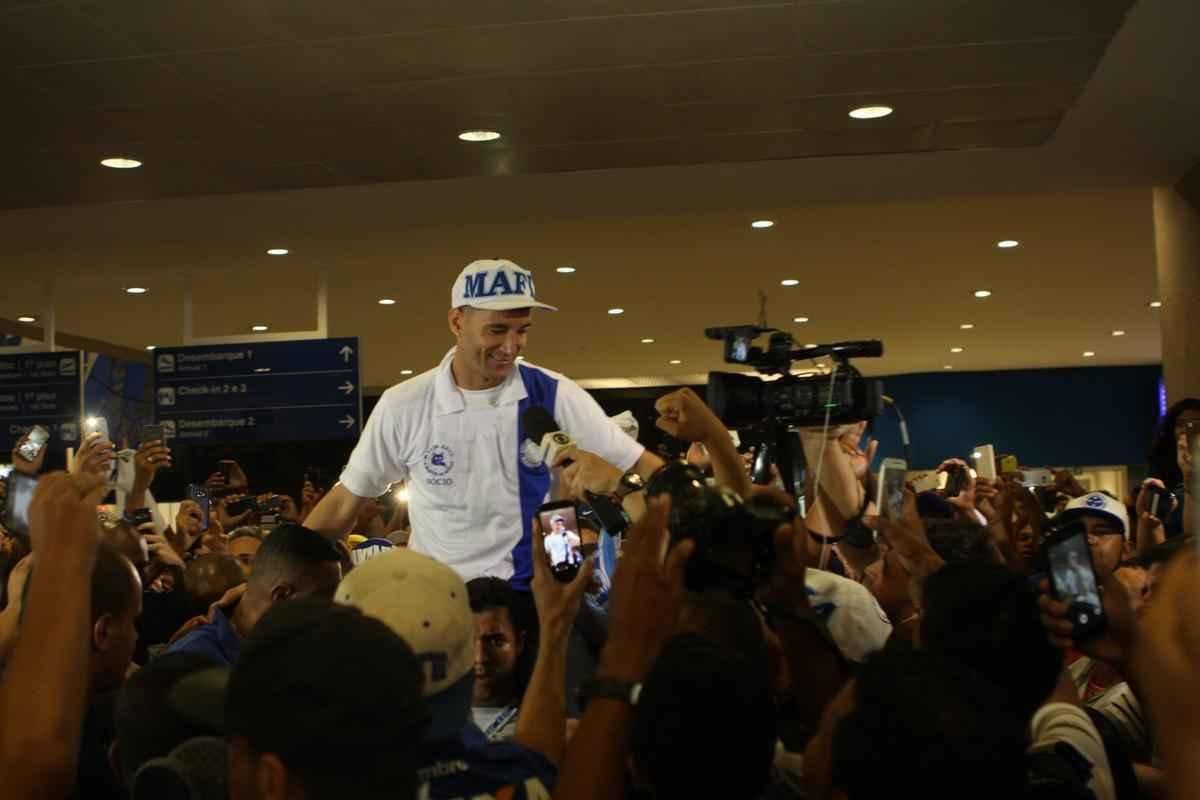 Thiago Neves desembarcou na manh desta segunda-feira no Aeroporto de Confins