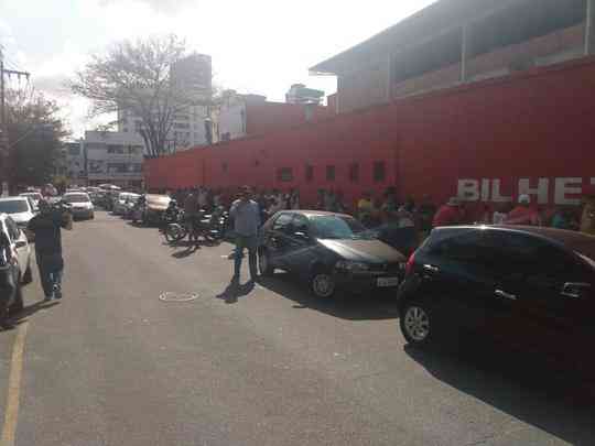 Na tarde desta quinta-feira (26), vrios torcedores do Nutico foram aos Aflitos garantir seus ingressos para o primeiro jogo da final da Srie C