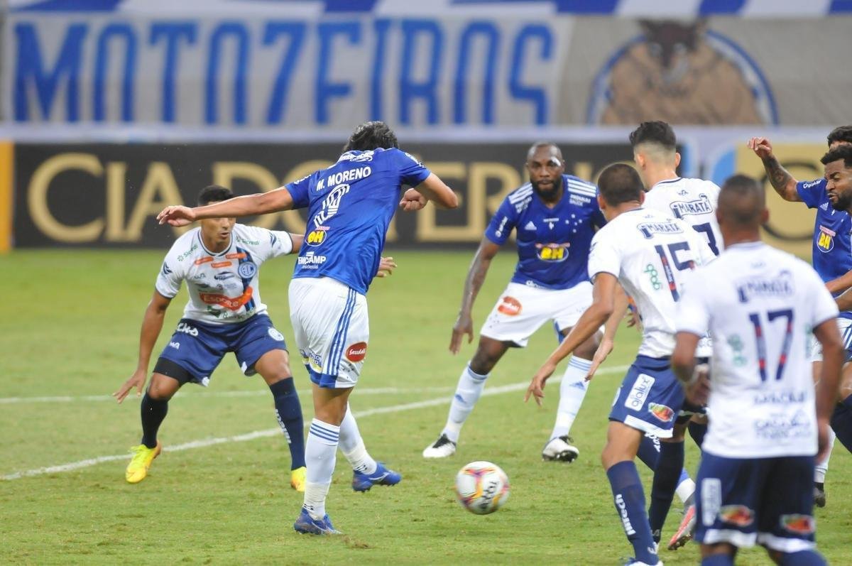 24 rodada - Cruzeiro 1x2 Confiana - 27/11, no Mineiro - 16 lugar, com 28 pontos.