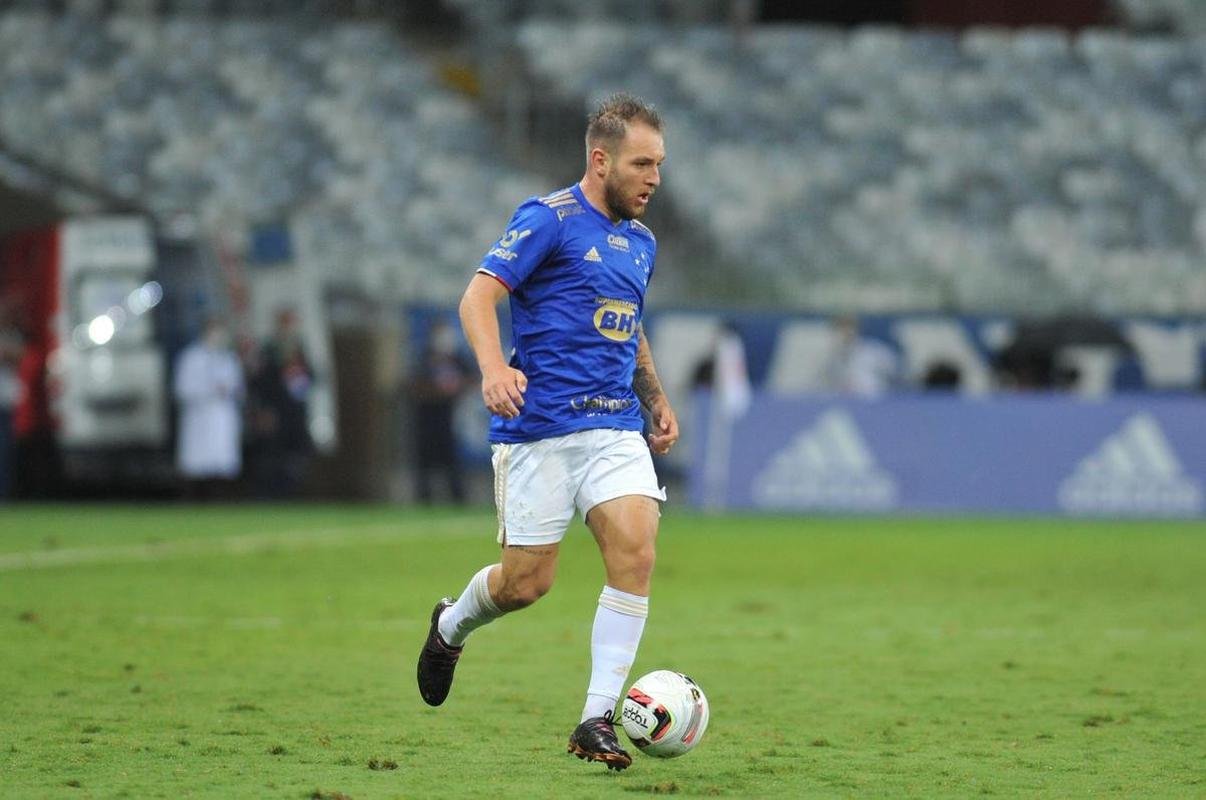 Cruzeiro voltou melhor no segundo tempo, mas n�o conseguiu furar a defesa do Am�rica, que venceu o cl�ssico por 2 a 0