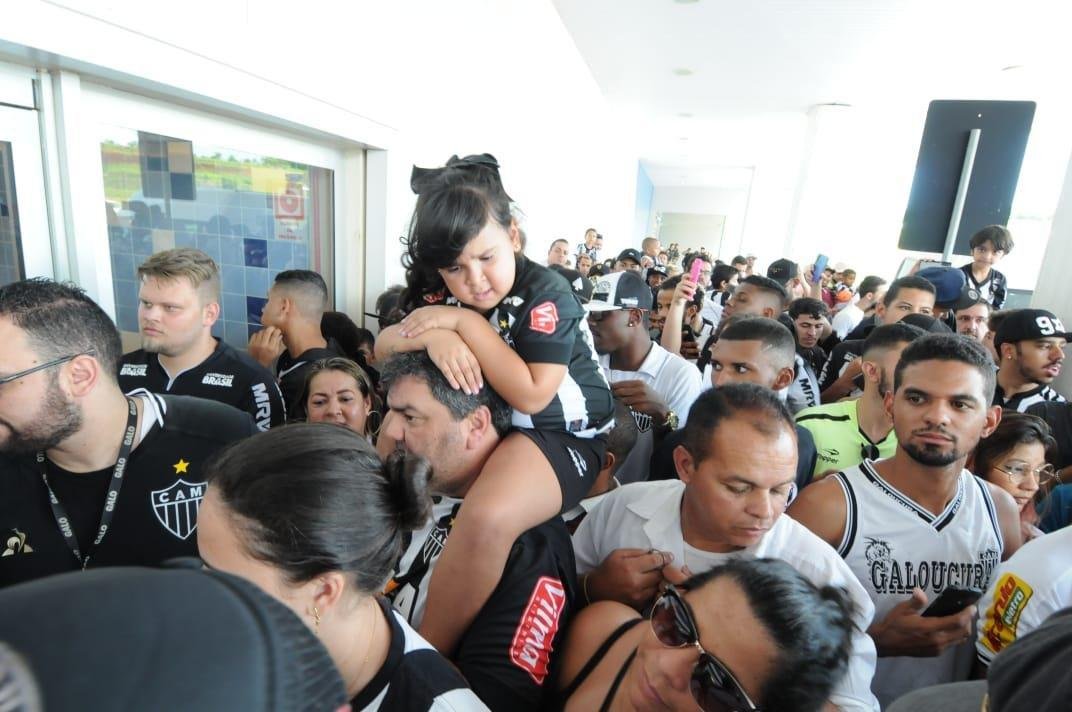 Imagens da chegada de Diego Tardelli