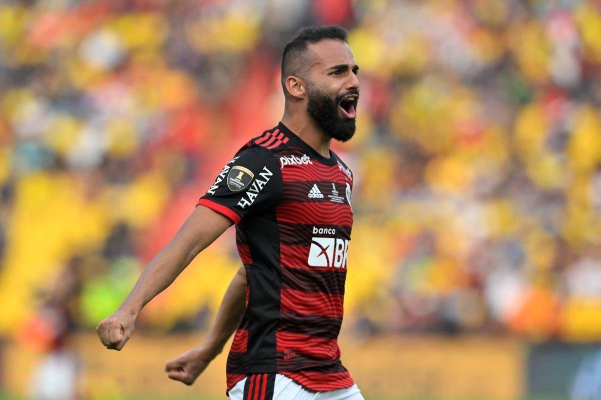 Flamengo ergue a taa de tricampeo da Copa Libertadores. Na final, venceu o Athletico por 1 a 0, em Guayaquil, com gol de Gabigol