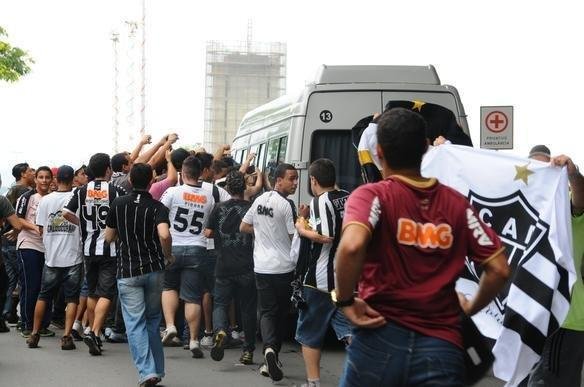 Diego Tardelli nos braos da torcida do Atltico, na chegada a Confins.
Atacante assinar contrato de quatro anos com o clube