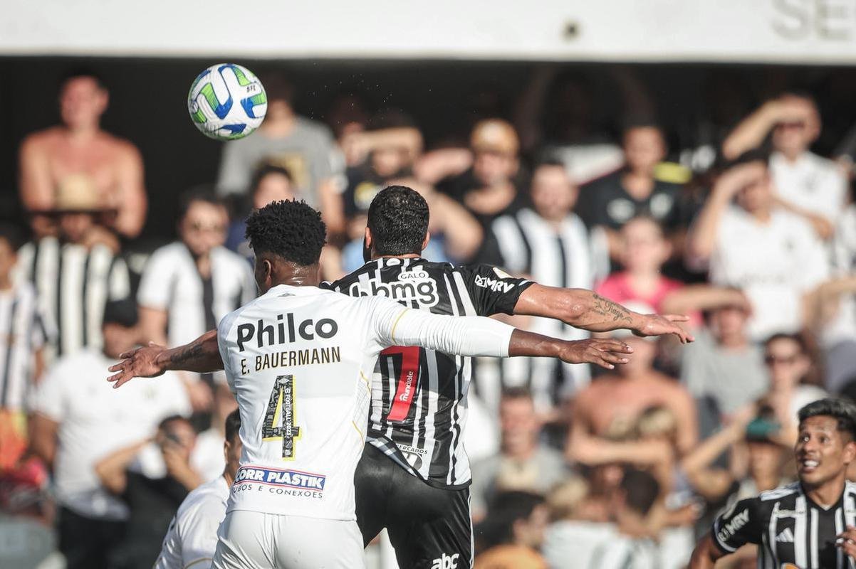 Santos e Atltico se enfrentaram na tarde deste domingo (23/4), na Vila Belmiro, pela segunda rodada da Srie A do Campeonato Brasileiro.
