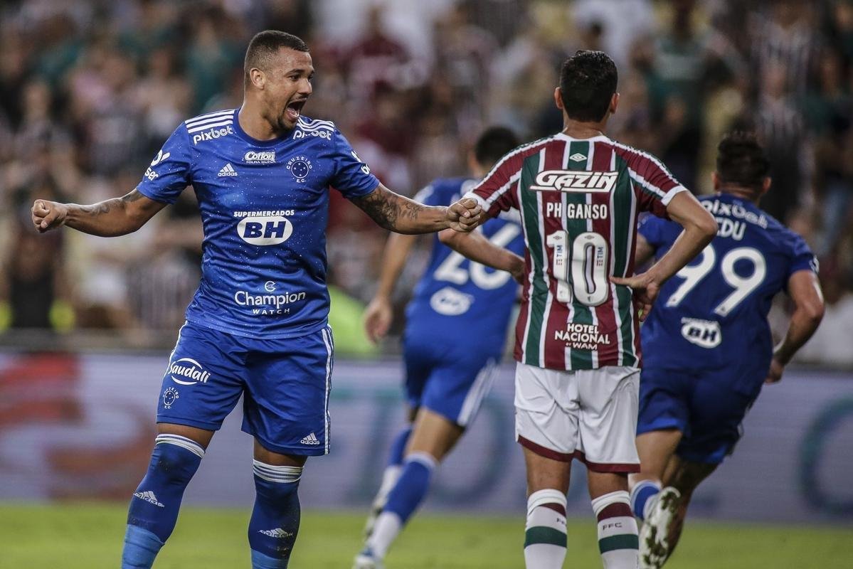 Fotos do gol de empate do Cruzeiro, marcado por Oliveira, de cabea, aps escanteio cobrado por Machado: 1 a 1