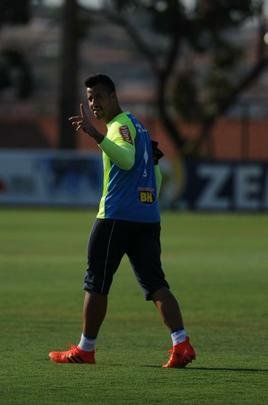 Jogadores do Cruzeiro se reapresentaram nesta sexta-feira, na Toca da Raposa II, aps a conquista do pentacampeonato da Copa do Brasil. Mano j disse que Robinho e Raniel esto vetados para enfrentar o Corinthians no domingo, s 16h, no Mineiro, pelo Brasileiro. Os provveis substitutos sero Rafinha e Rafael Sobis.