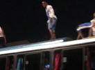 Torcedores do Cruzeiro se arriscam no teto de nibus no Anel Rodovirio