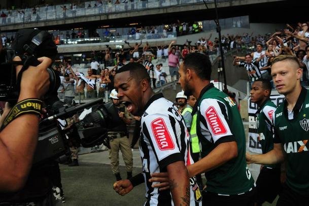 Robinho ainda comemorou com os companheiros
