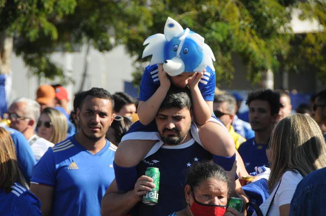 Chegada da torcida do Cruzeiro ao Mineiro para o jogo contra a Ponte Preta pela 13 rodada da Srie B do Campeonato Brasileiro. Estdio voltou a receber grande pblico
