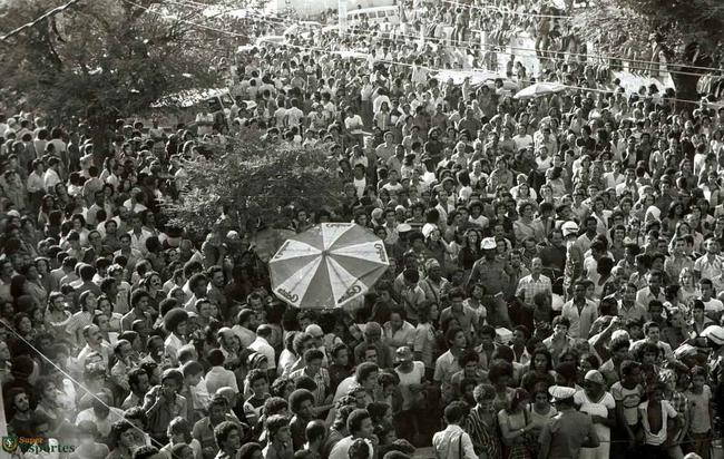 14/05/1976 - Milhares de torcedores, parentes e amigos acompanham o cortejo fnebre do jogador de futebol do Cruzeiro, Roberto Monteiro, conhecido como Roberto Batata. O jogador morreu no quilometro 182 da BR-381, que liga Belo Horizonte a So Paulo. Roberto dirigia o automvel Chevrolet Chevette, placa AM-6117, de Belo Horizonte, quando o veiculo bateu em dois caminhes Mercedez-Benz. Roberto estava indo para Trs Coraes buscar a mulher e o filho, aps o retorno de Lima, Peru, onde o Cruzeiro disputou um jogo pela Copa Libertadores da Amrica.