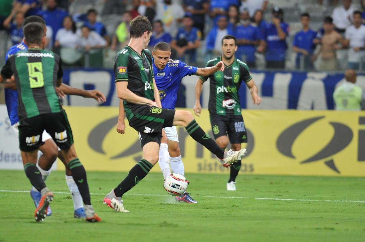Cruzeiro voltou melhor no segundo tempo, mas n�o conseguiu furar a defesa do Am�rica, que venceu o cl�ssico por 2 a 0