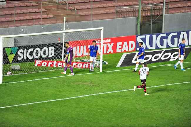 Samuel foi o destaque rubro-negro ao marcar dois gols