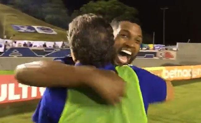 Thiago (autor do gol), jogadores do Cruzeiro e Luxemburgo festejam vitria sobre o Londrina no Paran pela Srie B