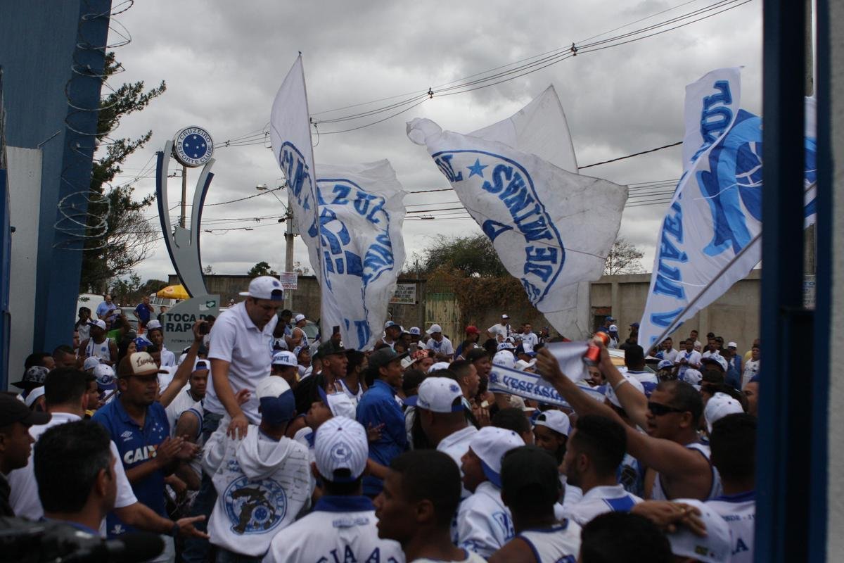 Torcedores do Cruzeiro foram  porta da Toca II apoiar os jogadores na vspera do jogo com o Flamengo