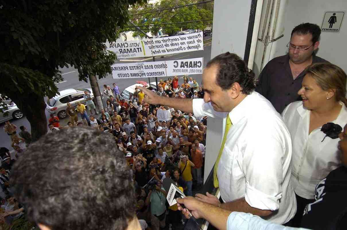 No dia 30 de outubro de 2008, Alexandre Kalil foi eleito presidente do Atltico, ocupando a vaga deixada por Ziza Valadares, que renunciou