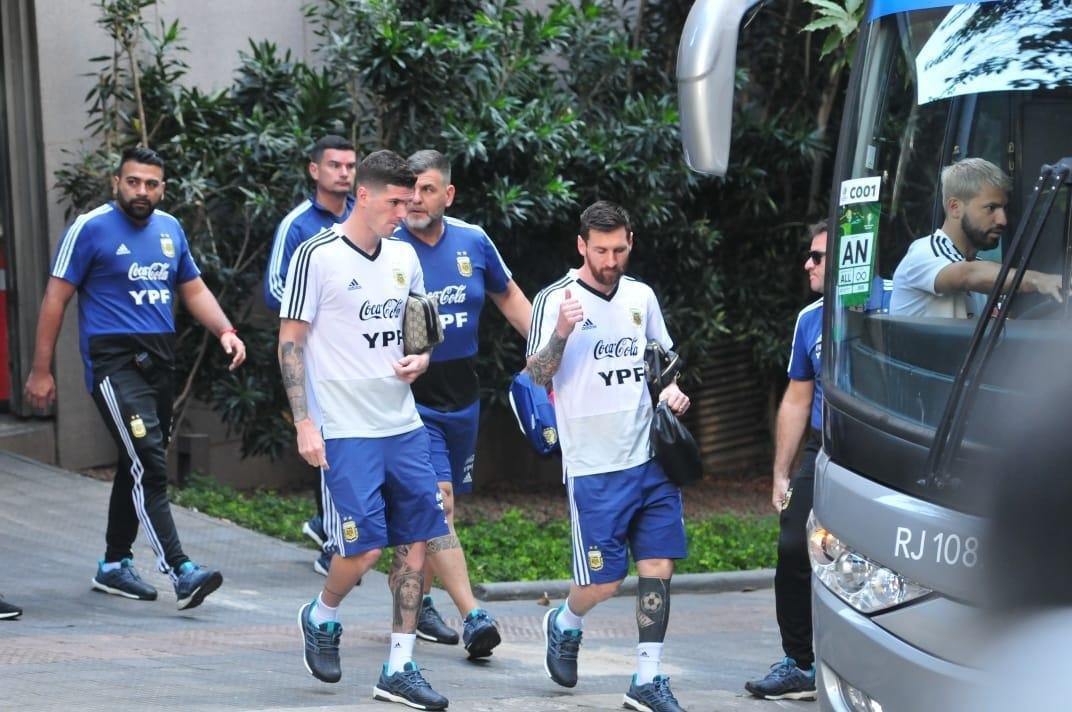 Jogadores da Argentina embarcam rumo ao treino no Independência