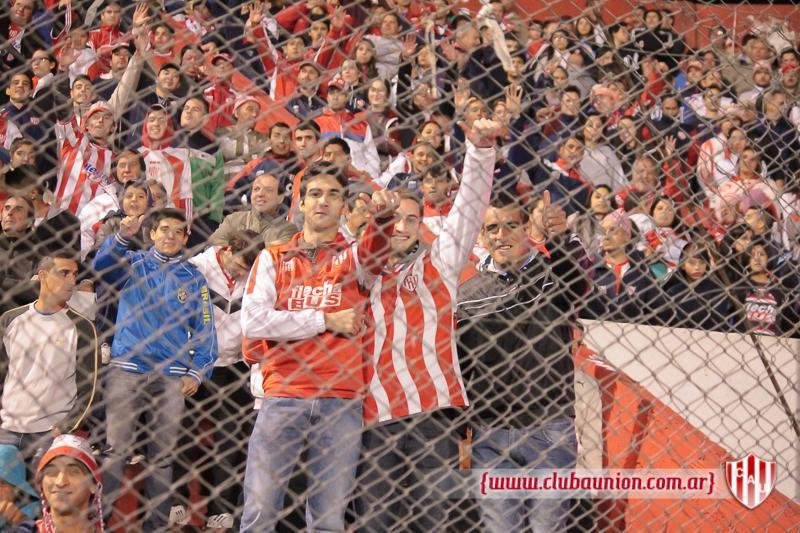 O estdio  conhecido por ser um caldeiro, com arquibancadas coladas no gramado