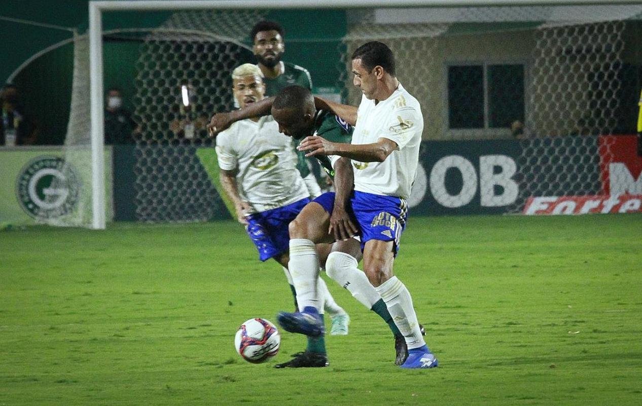Cruzeiro empatou com Gois no Estdio da Serrinha, em Goinia, pela 22 rodada