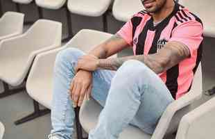 Jogadores do Atltico posam com nova camisa rosa