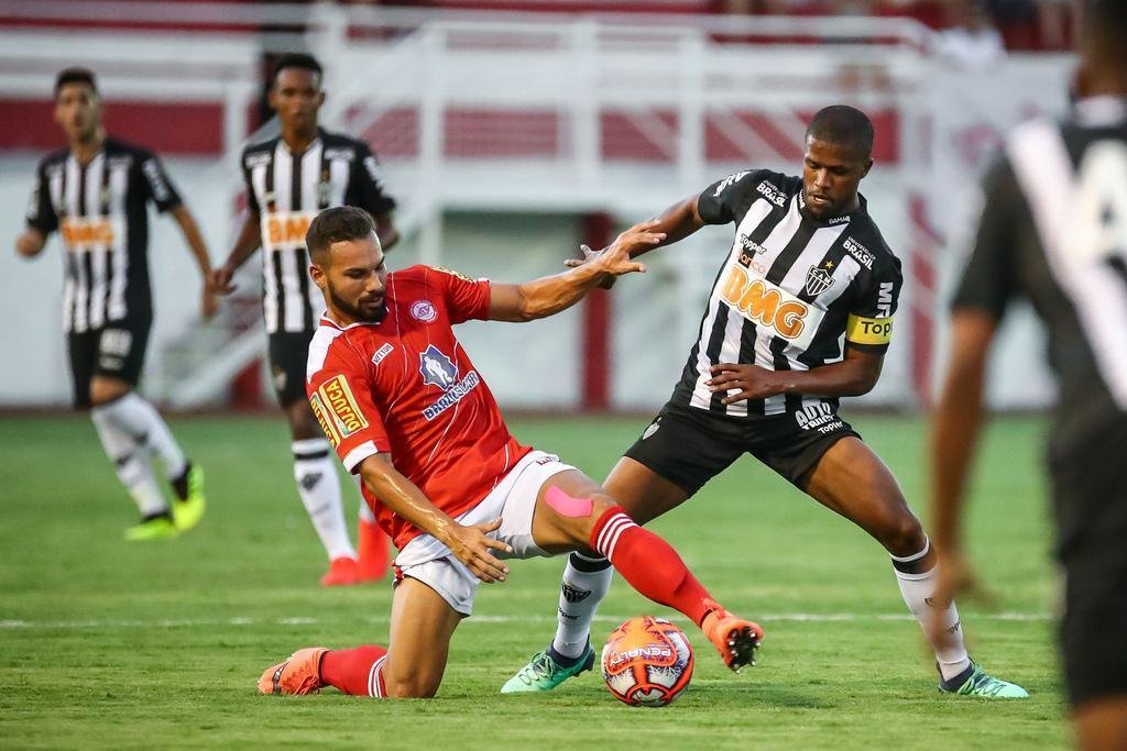 Veja imagens do jogo entre Tombense e Atltico