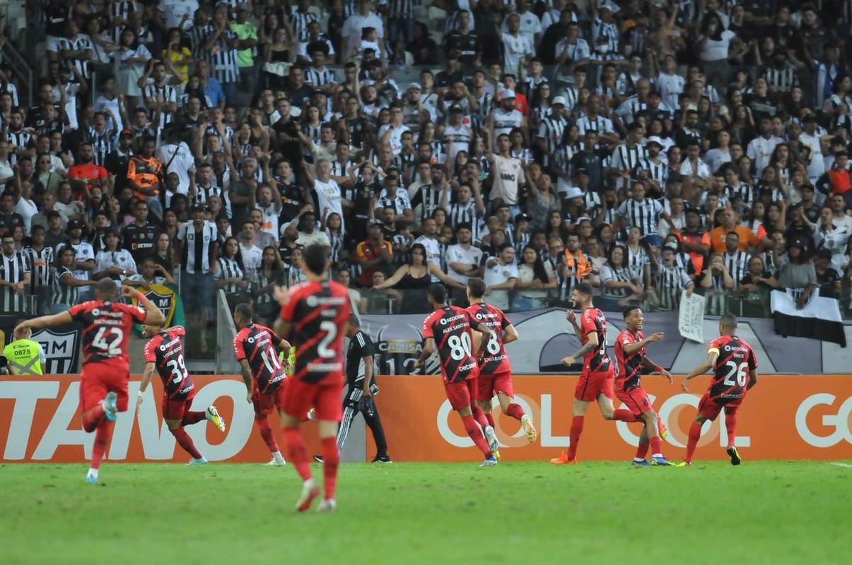 Fotos da partida entre Atltico e Athletico-PR, neste domingo (7), no Mineiro, pela 21 rodada do Campeonato Brasileiro