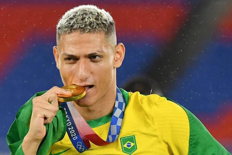 Jogadores da Seleo Brasileira recebem a medalha de ouro pela conquista olmpica no futebol