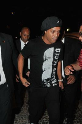 Ronaldinho chegou com duas horas de atraso  sede, onde recebeu homenagem do Atltico