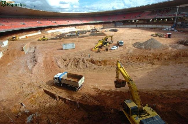 28/04/2011 - Intensificadas obras de demolio internas e rebaixamento do nvel do campo