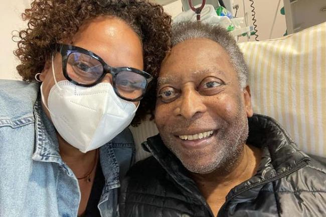 Pelé ao lado da filha Kely Nascimento, que retratou momentos do Rei no hospital