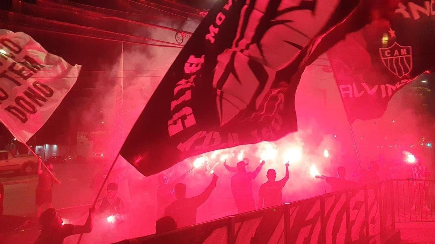 Torcedores do Atltico protestaram em frente  sede do clube nesta segunda-feira (21/11)