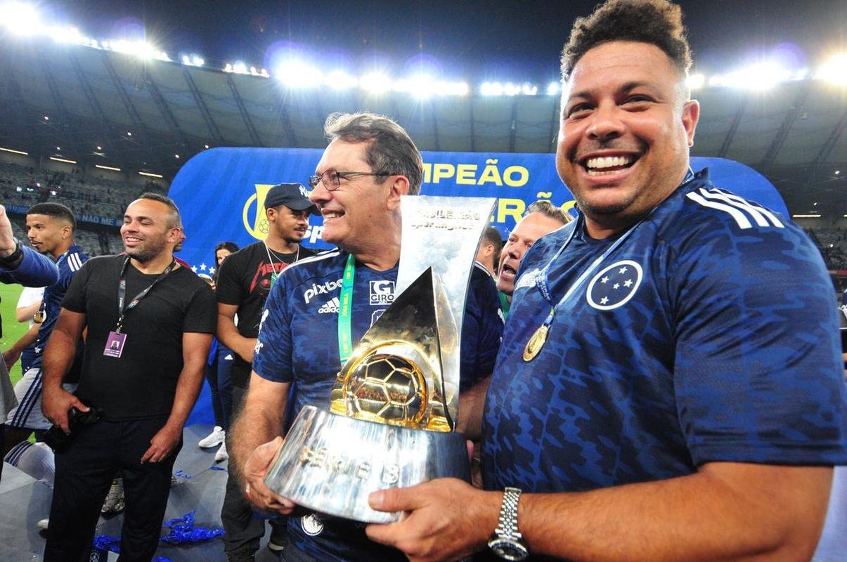 Cruzeiro levanta a taa da Srie B e faz festa no Mineiro