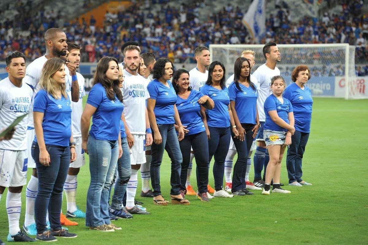 Mulheres foram homenageadas no Mineiro antes de jogo entre Cruzeiro e URT (Juarez Rodrigues/EM D.A Press)