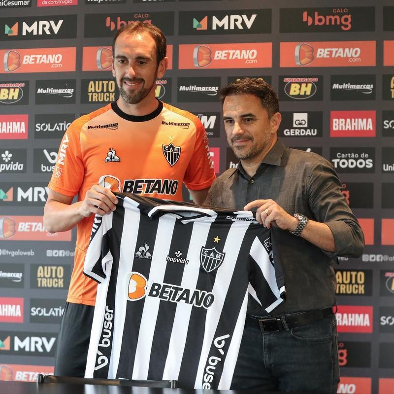 Nesta sexta-feira (21), o experiente zagueiro uruguaio Diego Godn, de 35 anos, foi oficialmente apresentado como reforo do Atltico para 2022. Na Cidade do Galo, em Vespasiano, o atleta concedeu entrevista coletiva para jornalistas e projetou mais um ano vitorioso para o clube mineiro.